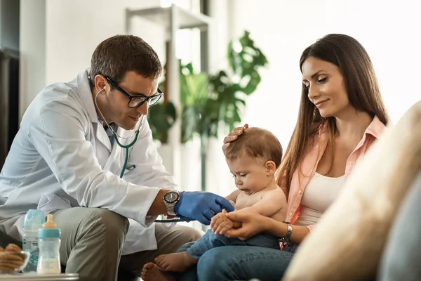 Baby Boy Getting Medical Exam Doctor While Being Mother Pediatrician — Foto Stock