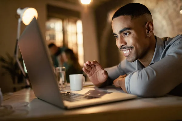 Счастливый Афроамериканский Бизнесмен Читает Электронную Почту Работая Допоздна Компьютером Офисе — стоковое фото