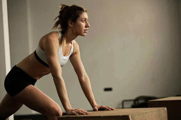 Young Sportswoman Exercising Gym — Foto de Stock