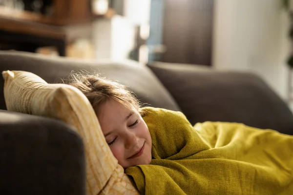 Smiling Little Girl Covered Blanket Sleeping Sofa Living Room — Stockfoto