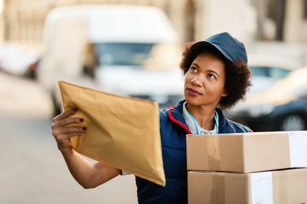 Black Female Delivery Woman Packages Looking She Right Location City — Stockfoto