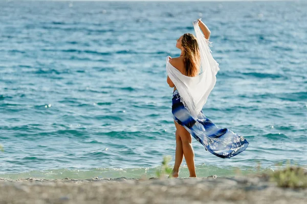 Rear View Beautiful Woman Shawl Enjoying Summer Freedom Sea — ストック写真