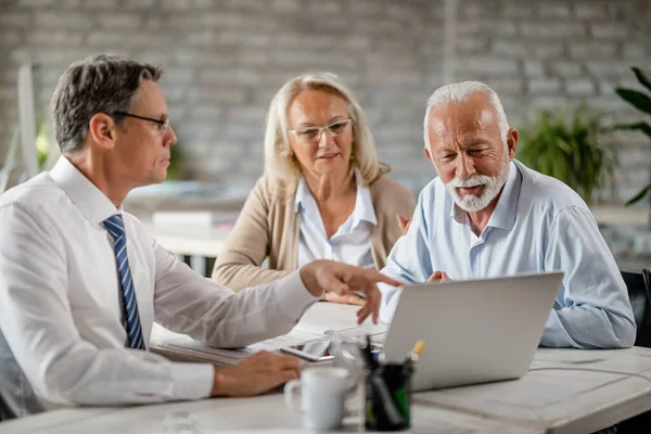 Senior Couple Using Laptop Financial Advisor Meeting Int Office Focus — Fotografia de Stock