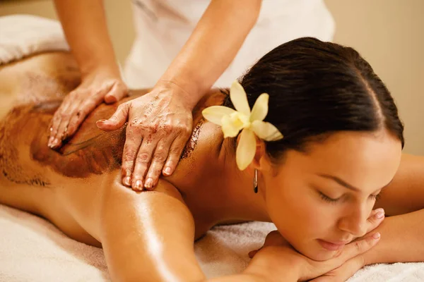 Close Therapist Massaging Woman Back Hot Chocolate Spa Treatment — 图库照片