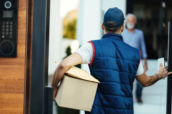 Rear View Courier Delivering Packages Customer Home — Stockfoto