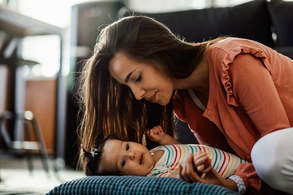 Young Mother Enjoying Cute Baby Girl Living Room — Fotografia de Stock