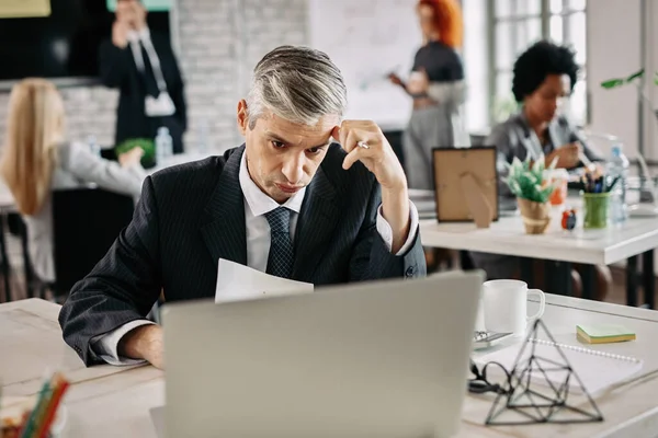 Serious Businessman Going Reports Using Computer Office People Working Background — Stock Fotó