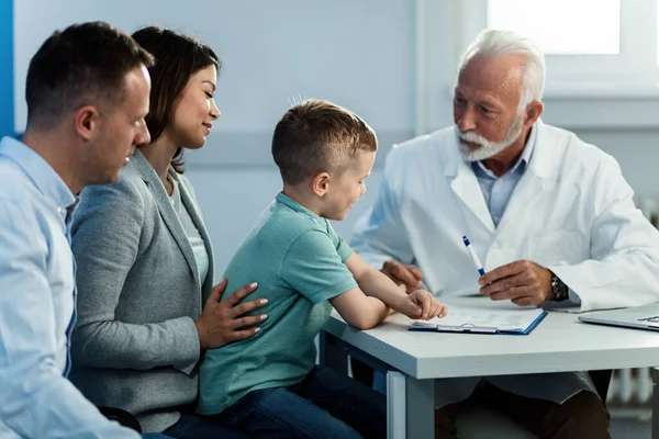 Happy Kid His Parents Sitting Doctor Office Communicating Senior Pediatrician — Stock Fotó