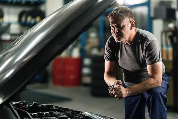 Car Mechanic Cleaning His Hands Working Engine Breakdown Auto Repair — Fotografia de Stock