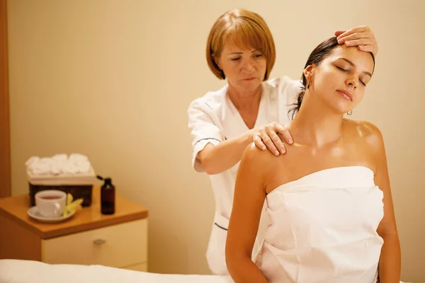 Young Woman Enjoying Massage Treatment Spa — Foto de Stock