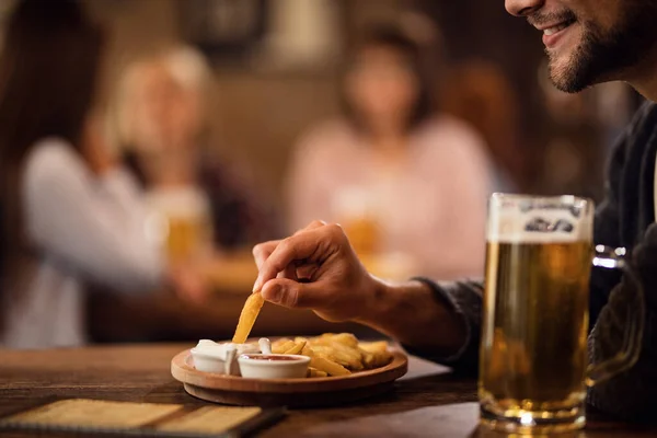 Close Smiling Man Eating French Friend Drinking Beer Pub — Foto de Stock