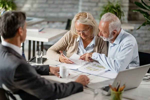 Senior Couple Having Meeting Real Estate Agent Analyzing Blueprints Office — Fotografia de Stock