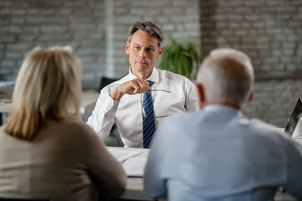 Real Estate Agent Talking Mature Couple Meeting Office — Fotografia de Stock