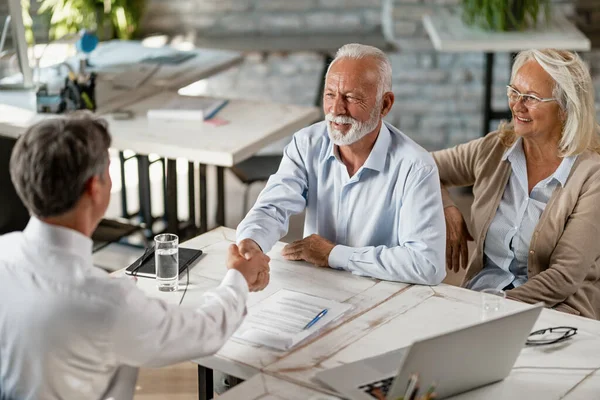 Happy Mature Couple Meeting Insurance Agent Office Shaking Hands — Fotografia de Stock