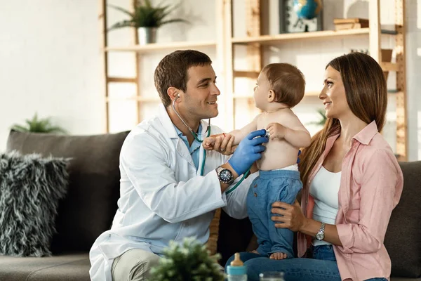 Smiling Male Doctor Using Stethoscope Checking Small Boy Heart Rate — Foto Stock