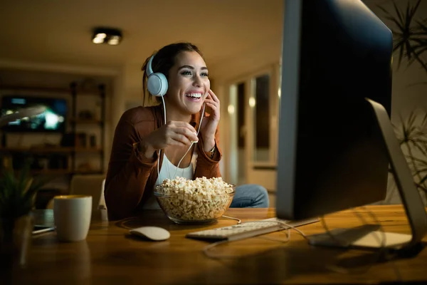 Ευτυχισμένη Γυναίκα Τρώει Ποπ Κορν Και Βλέποντας Ταινία Επιτραπέζιο Υπολογιστή — Φωτογραφία Αρχείου