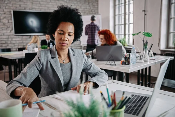 African American Businesswoman Working Paperwork While Being Work Corporate Office — Photo