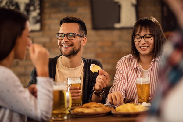 Young Happy Couple Enjoying Friends While Drinking Beer Having Snack — Foto de Stock