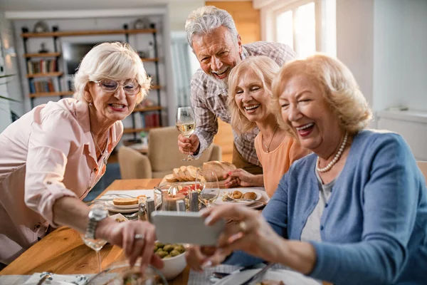 Happy Mature Friends Having Fun While Taking Selfie Lunch Dining — Zdjęcie stockowe