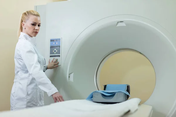 Female Radiologist Preparing Scanner Patient Medical Examination Hospital — Stockfoto