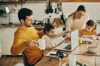 Mutfakta mutlu bir aile