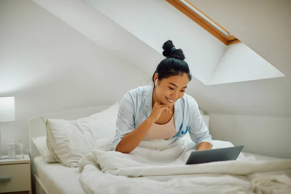Young Happy Asian Woman Using Computer While Relaxing Bed Her — Photo