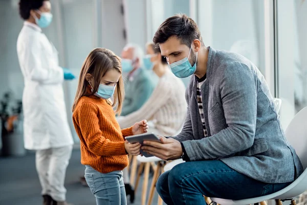 Small Girl Her Father Face Masks Using Touchpad While Siting — 스톡 사진