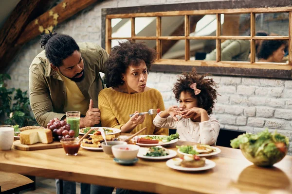 African American Parents Feeding Daughter Who Refusing Eat Vegetables Dining — Foto de Stock