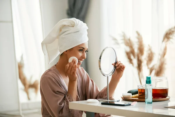 Beautiful Woman Using Cotton Pad Cleansing Her Skin While Looking — 图库照片