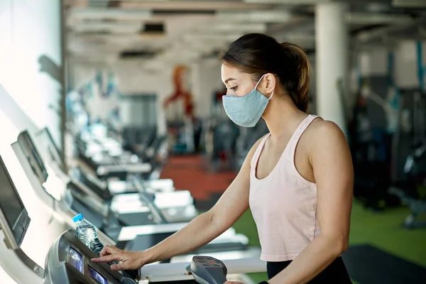 Athletic Woman Adjusting Speed Treadmill While Having Sports Training Health — Φωτογραφία Αρχείου