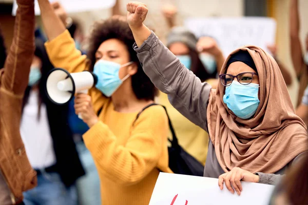 Muslim Woman Wearing Protective Face Mask Supporting Racism Movement Group — Zdjęcie stockowe