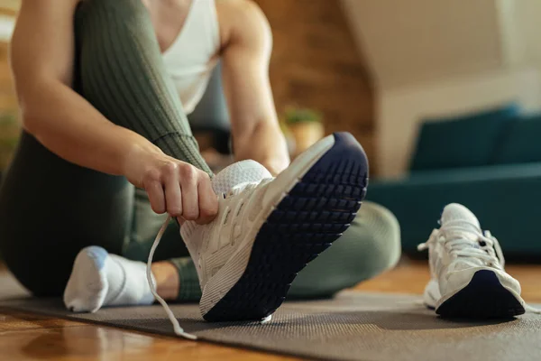 Nahaufnahme Einer Sportlerin Die Turnschuhe Anzieht — Stockfoto