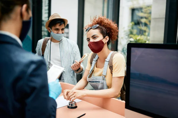 Happy Couple Protective Face Masks Talking Receptionist Check Hotel While — Foto Stock