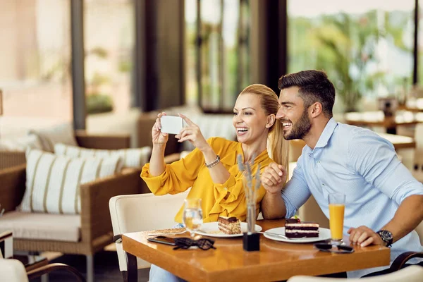 Cheerful Couple Taking Selfie Mobile Phone Having Fun While Eating — стоковое фото