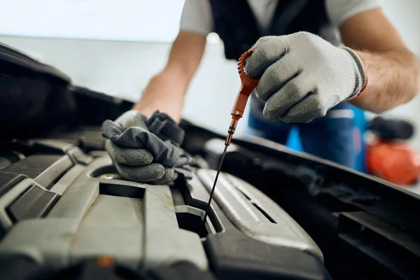 Close Mechanic Checking Oil Level Engine Maintenance Car Workshop —  Fotos de Stock