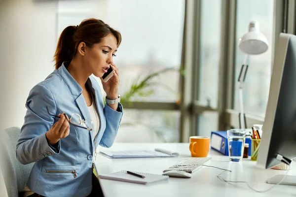 Young Businesswoman Using Mobile Phone Making Phone Call While Working — Stock Fotó