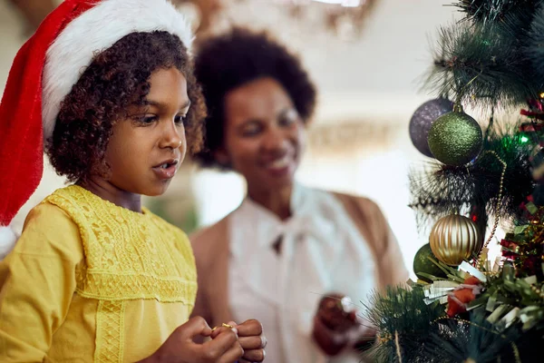 Black Little Girl Her Mother Decorating Christmas Tree Together Home — ストック写真