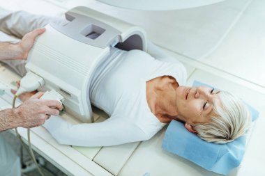 Kıdemli kadın, klinikte karnının MR taramasını yaptırıyor.. 