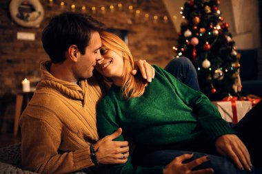 Mutlu çift, Noel arifesinde evde dinlenirken aşktan zevk alıyor.. 