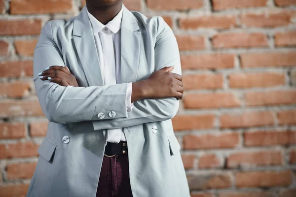 Confident African American Corporate Manager Standing Her Arms Crossed Office — Stock Photo, Image