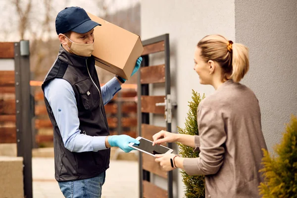 Courier Face Mask Making Home Delivery Giving Touchpad His Customer — Stockfoto