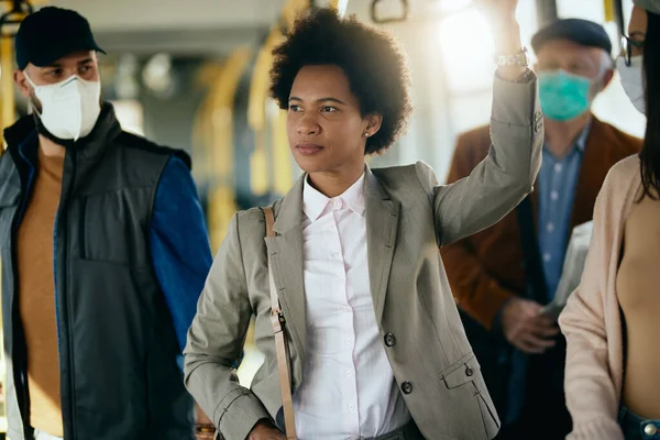 African American Businesswoman Commuting Bus Protective Face Mask Coronavirus Pandemic — Foto Stock