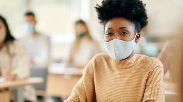 Portrait Black Female Student Face Mask Attending Class University Looking — Foto Stock