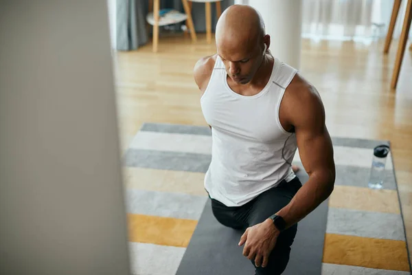 African American Athletic Man Stretching While Having Sports Training Home — Φωτογραφία Αρχείου