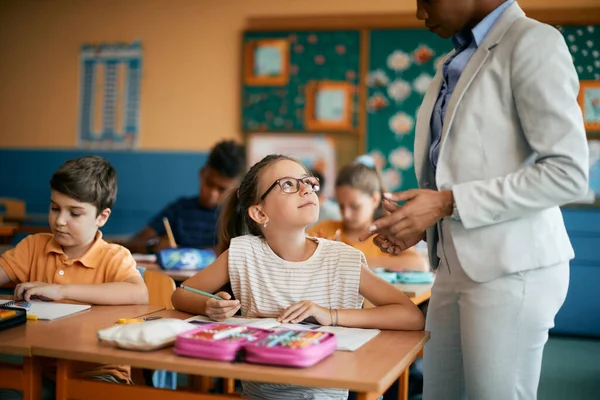 Cute Schoolgirl Communicating Her Teacher Who Assisting Her Class Classroom — Stok Foto