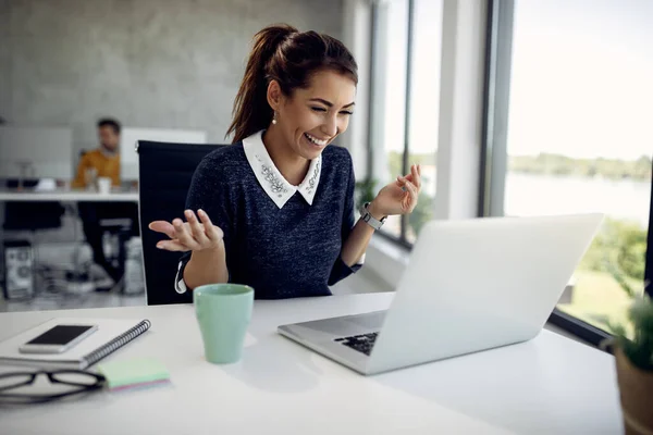 Happy Businesswoman Using Computer Having Fun Video Call Office — Φωτογραφία Αρχείου
