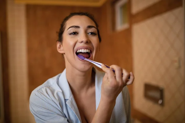 Young Woman Taking Care Her Teeth Brushing Them Bathroom — Φωτογραφία Αρχείου
