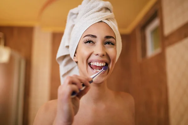 Красива Жінка Чистить Зуби Зубною Щіткою Ванній — стокове фото