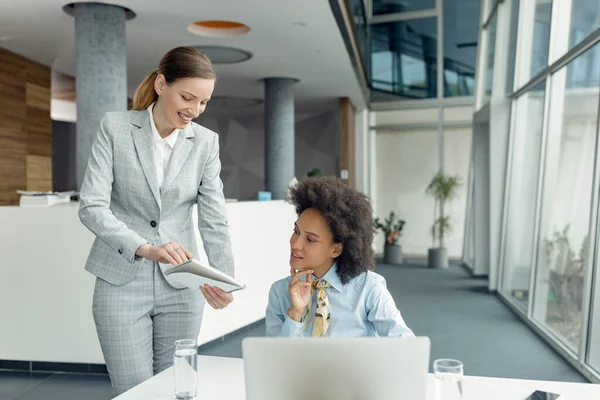 Young Happy Entrepreneur Her African American Colleague Analyzing Business Reports — Φωτογραφία Αρχείου