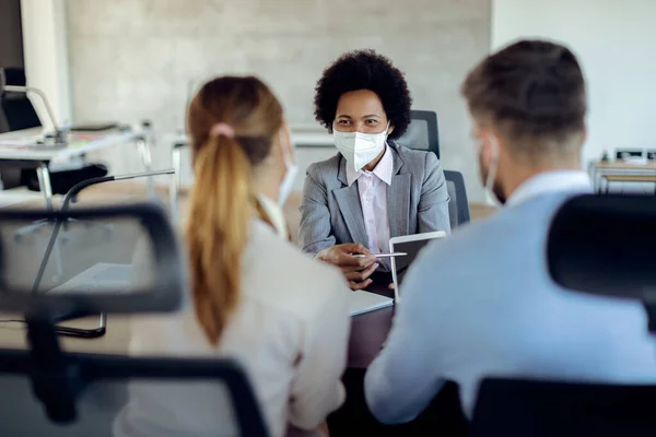 Happy African American Insurance Agent Wearing Protective Face Mask While — Foto Stock